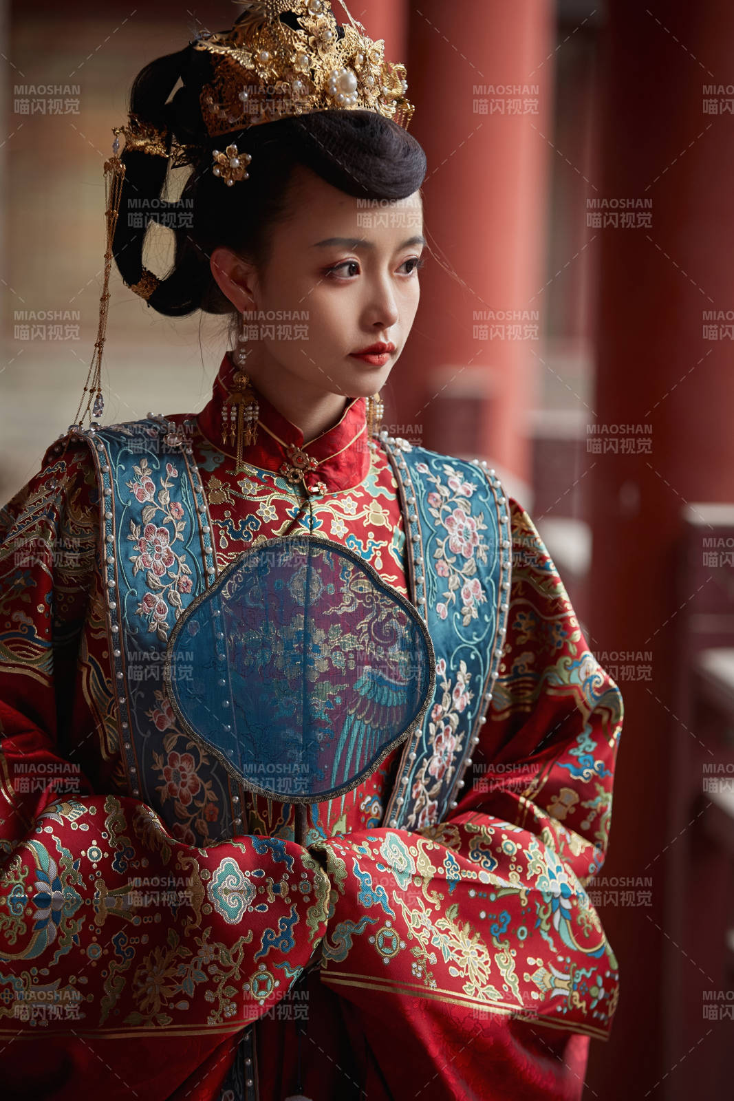 身穿明朝古装汉服婚服的东方新娘图片