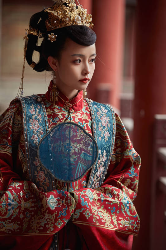 身穿明朝古装汉服婚服的东方新娘图片