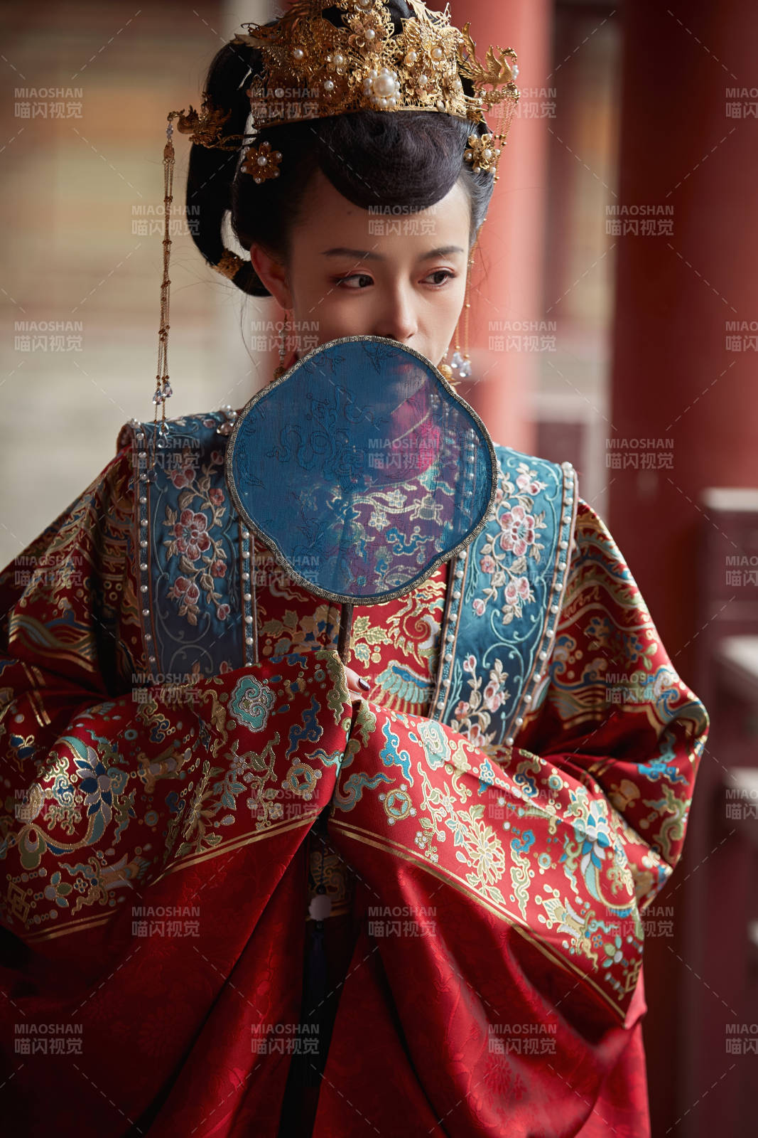 身穿明朝古装汉服婚服的东方新娘图片