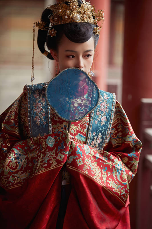 身穿明朝古装汉服婚服的东方新娘图片