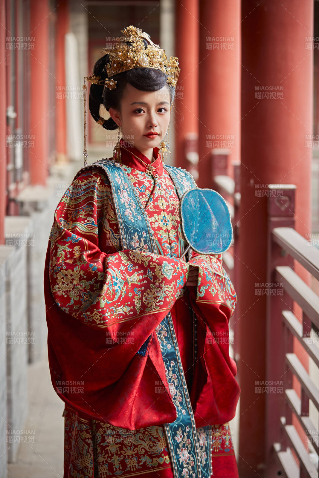 身穿明朝古装汉服婚服的东方新娘图片