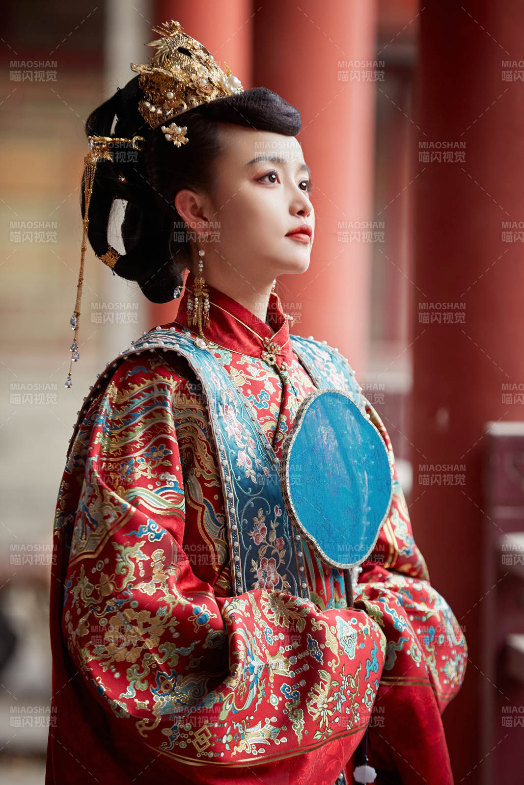 身穿明朝古装汉服婚服的东方新娘图片