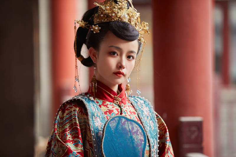 身穿明朝古装汉服婚服的东方新娘图片