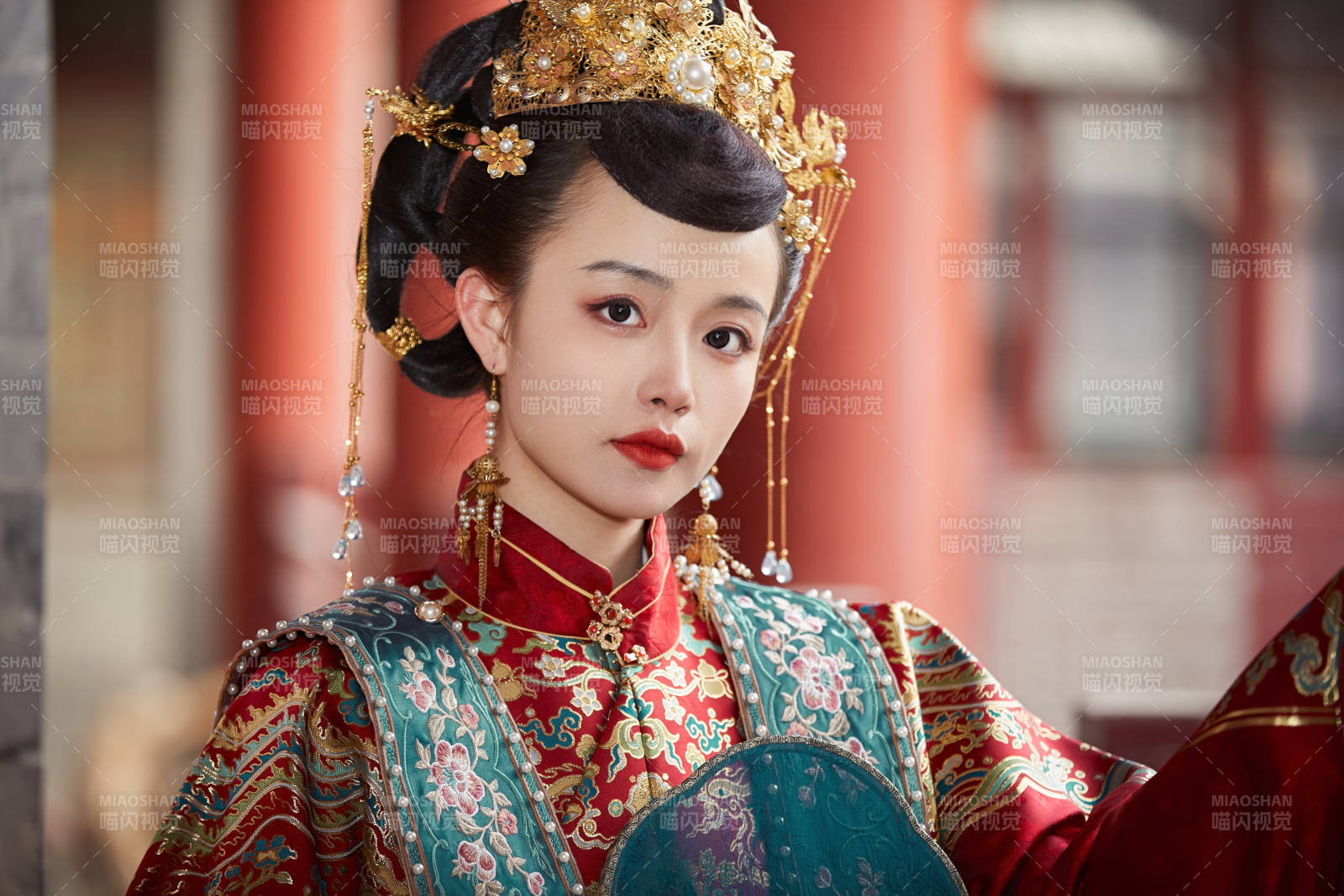 身穿明朝古装汉服婚服的东方新娘图片