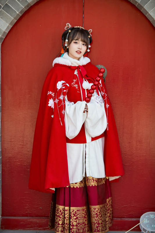 身穿喜庆汉服在古城游玩的少女图片