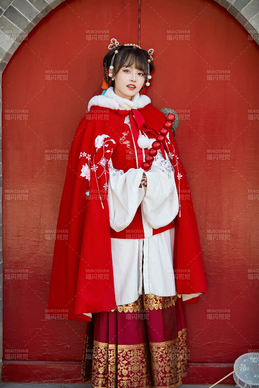 身穿喜庆汉服在古城游玩的少女图片