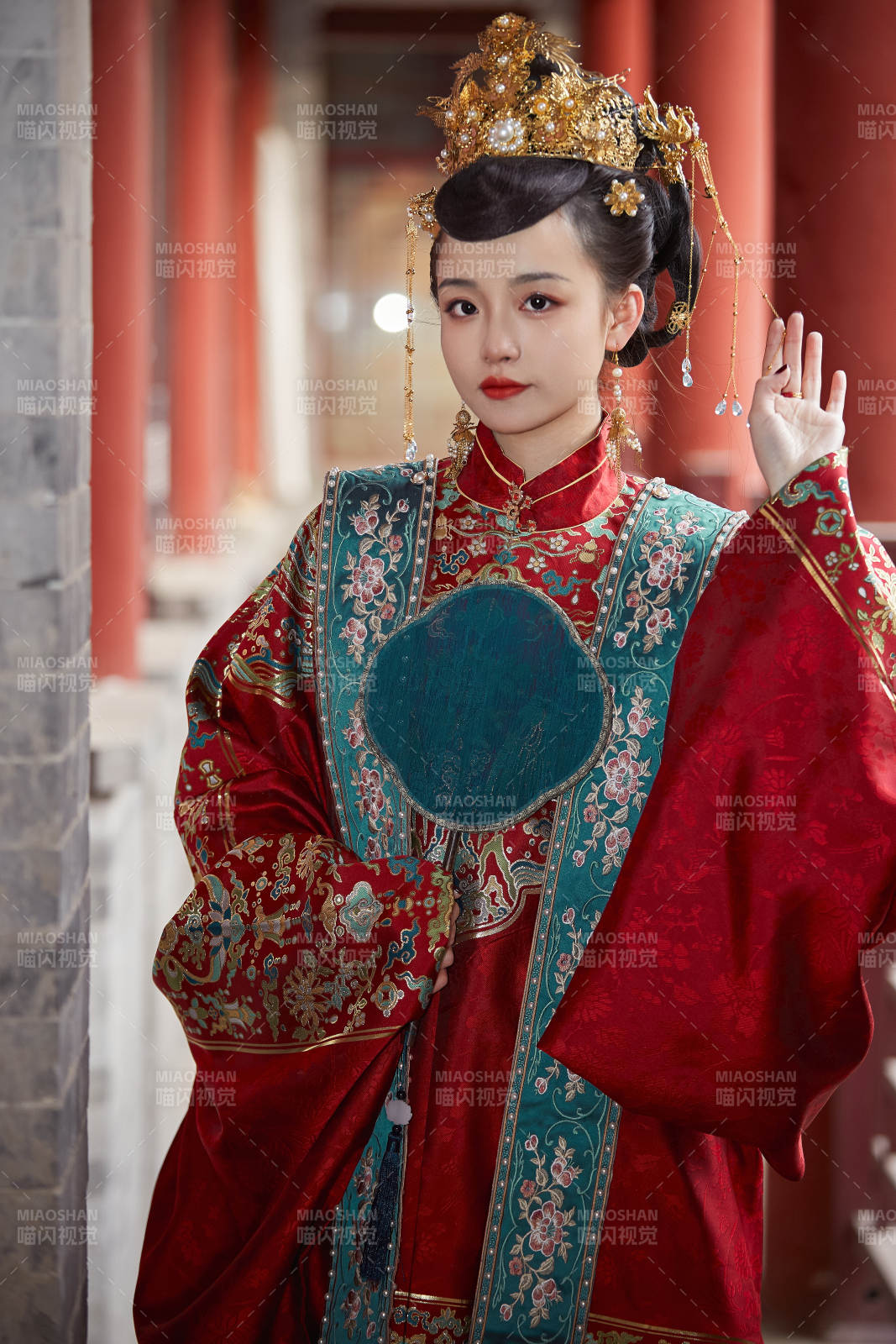 身穿明朝古装汉服婚服的东方新娘图片