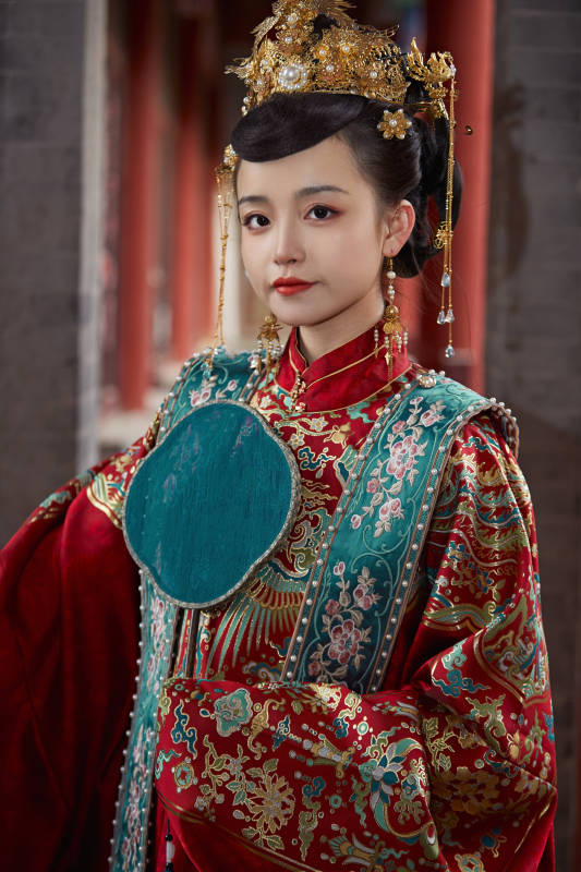 身穿明朝古装汉服婚服的东方新娘图片