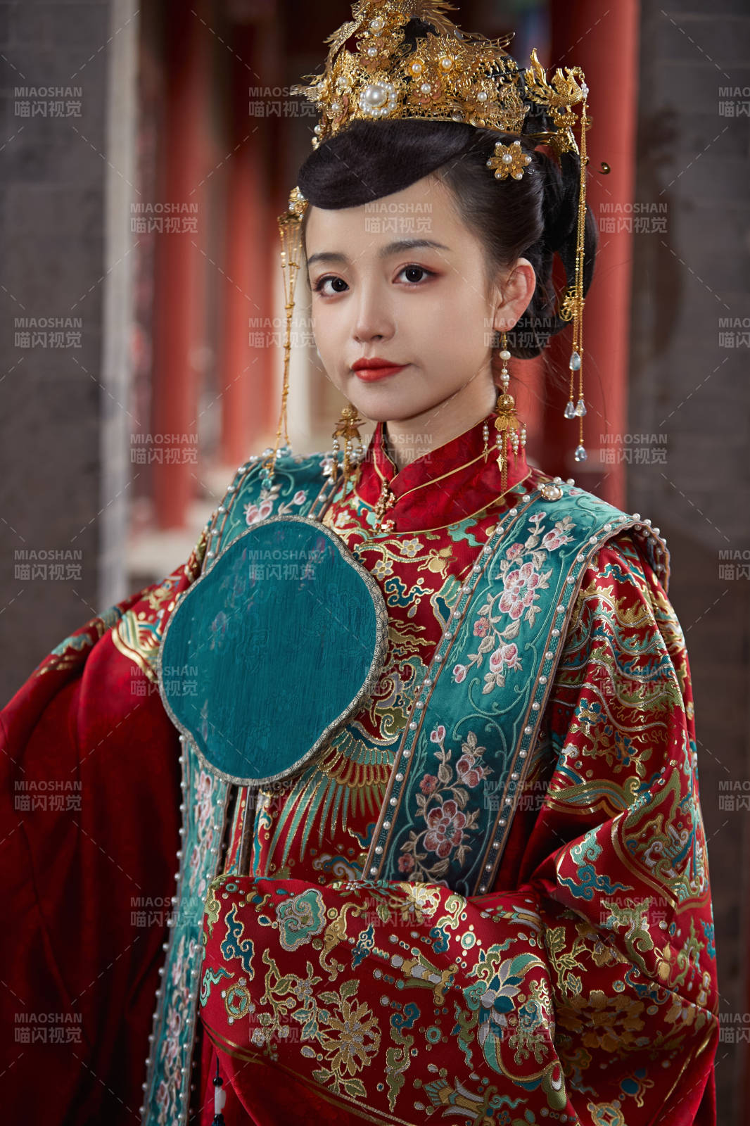 身穿明朝古装汉服婚服的东方新娘图片