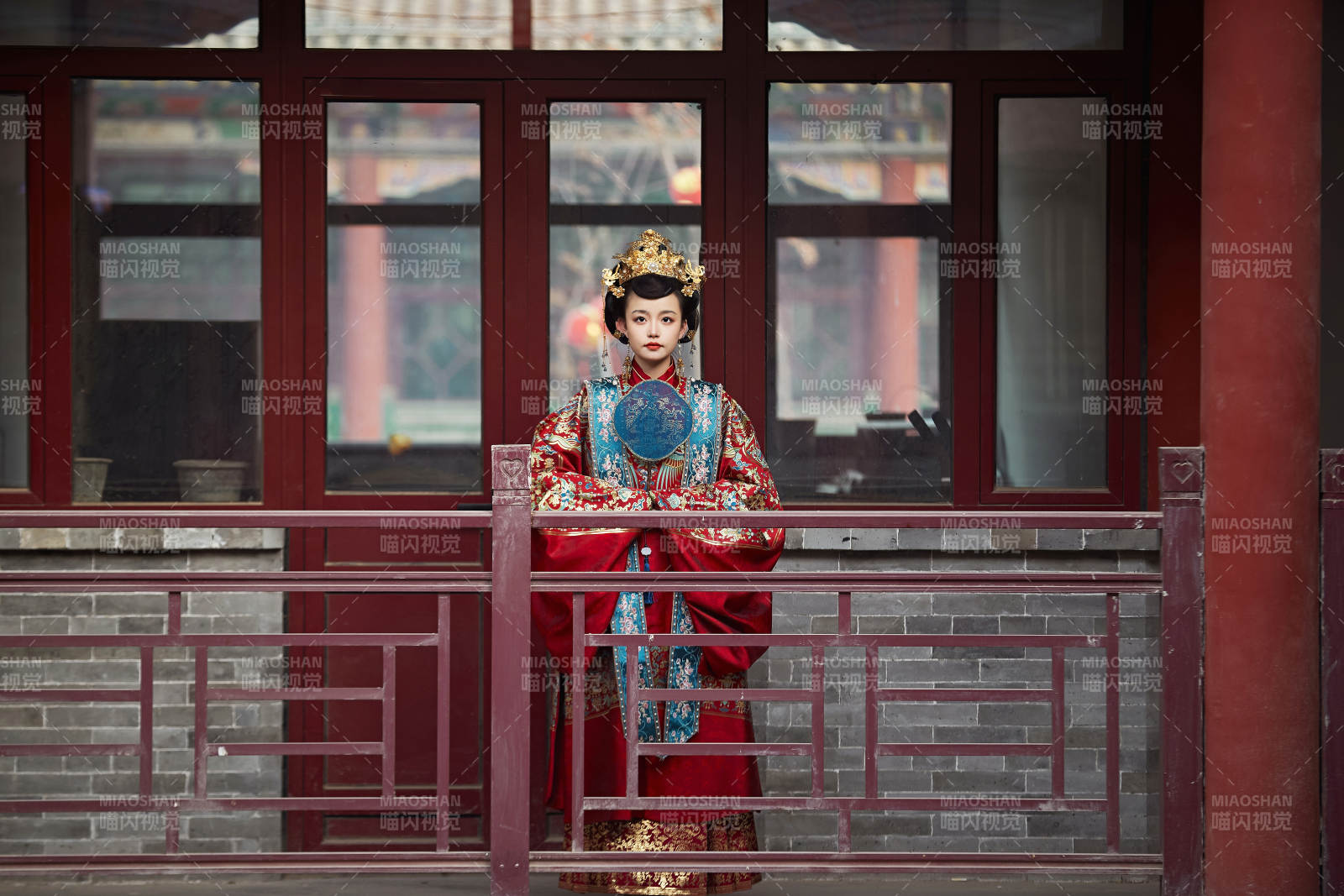 身穿明朝古装汉服婚服的东方新娘图片