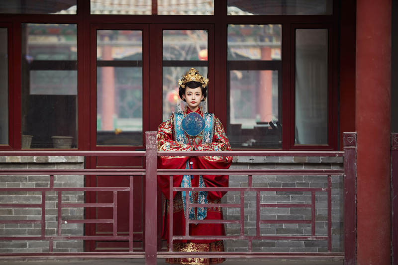 身穿明朝古装汉服婚服的东方新娘图片