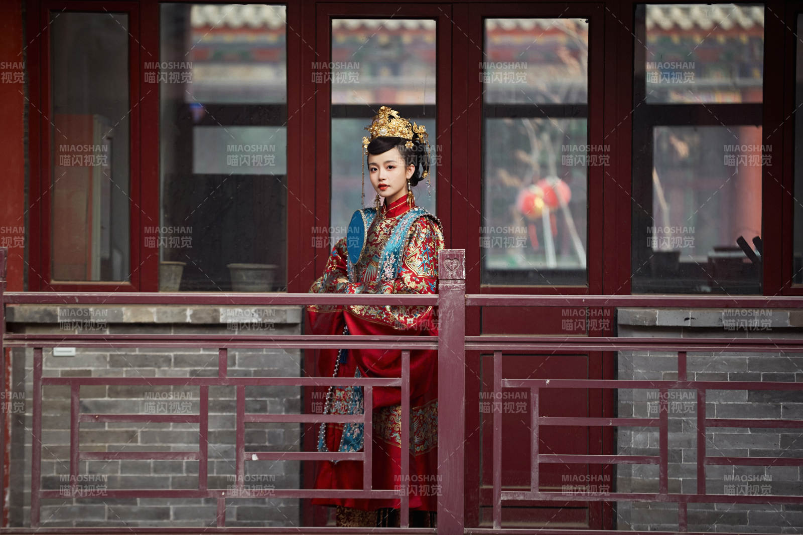 身穿明朝古装汉服婚服的东方新娘图片