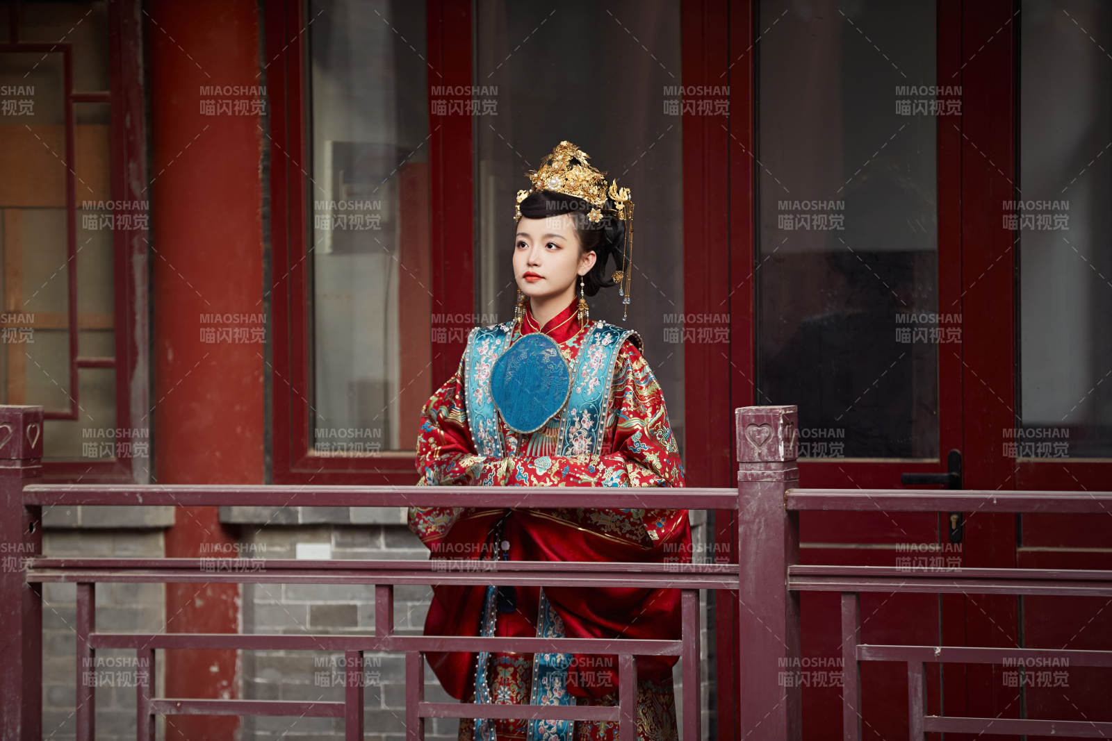 身穿明朝古装汉服婚服的东方新娘图片