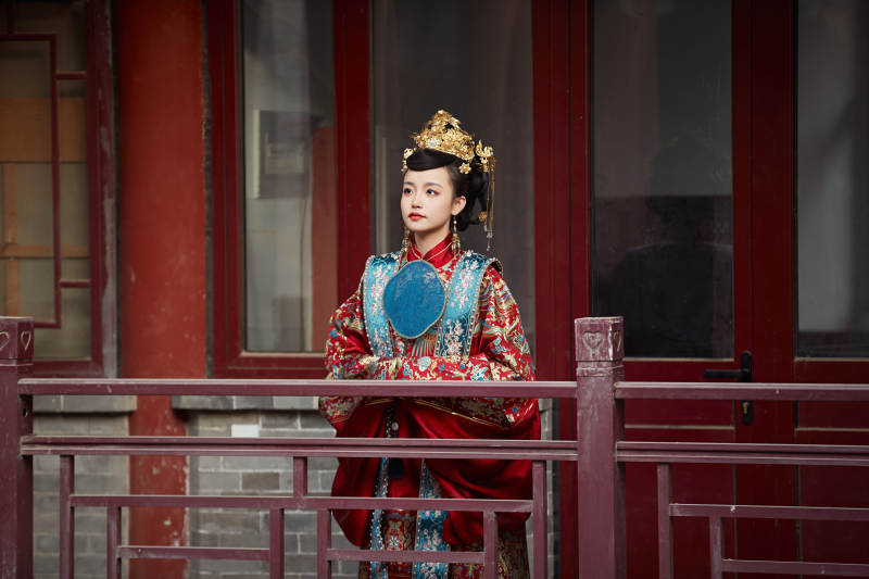 身穿明朝古装汉服婚服的东方新娘图片