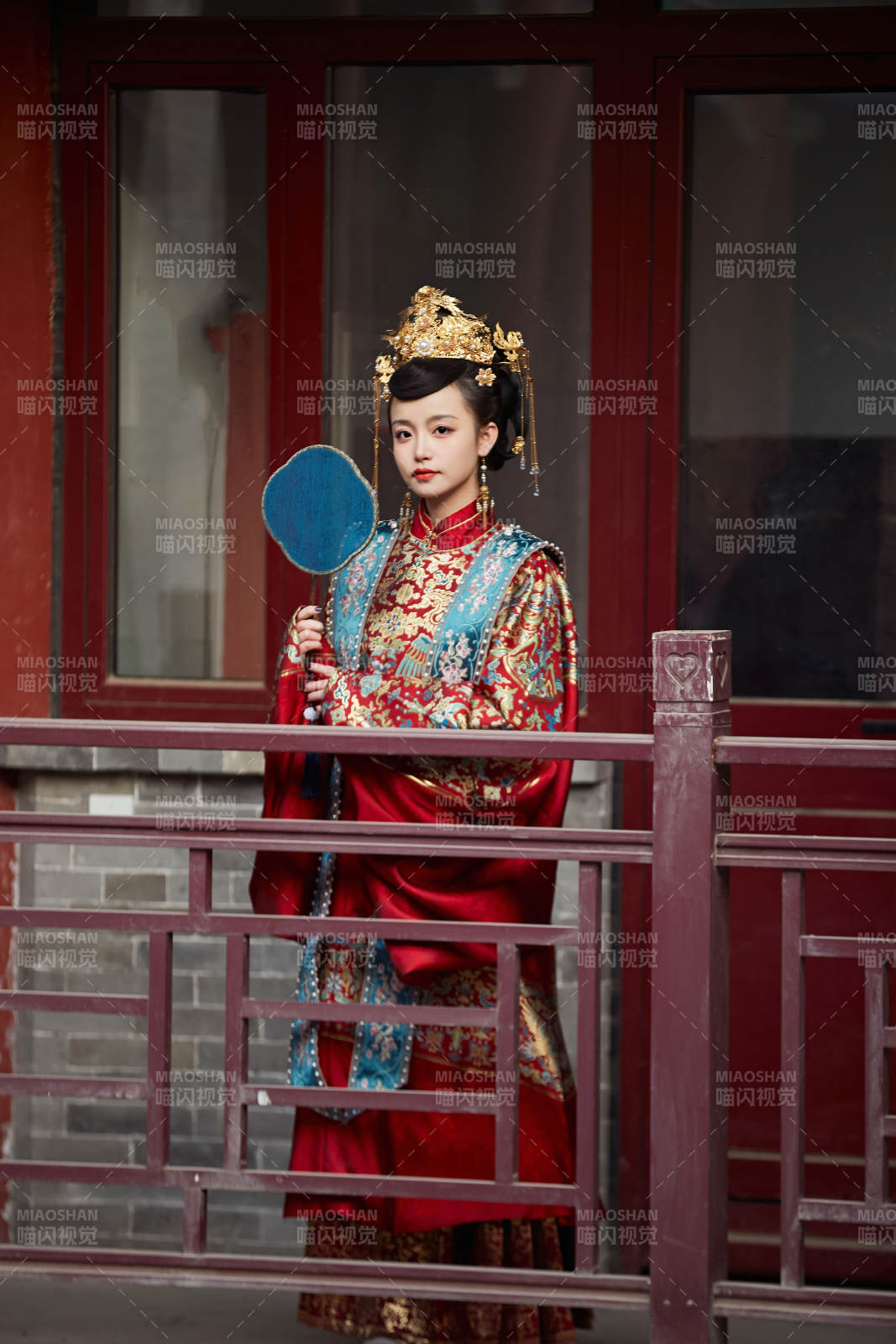 身穿明朝古装汉服婚服的东方新娘图片