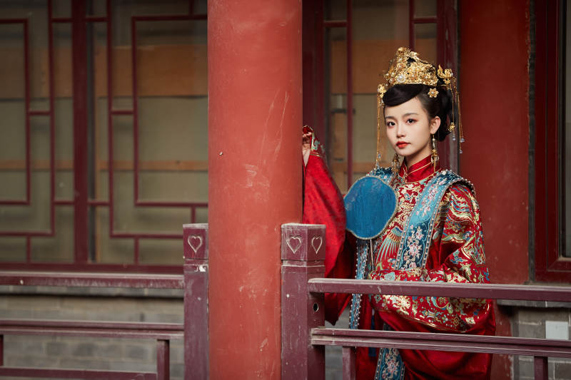 身穿明朝古装汉服婚服的东方新娘图片