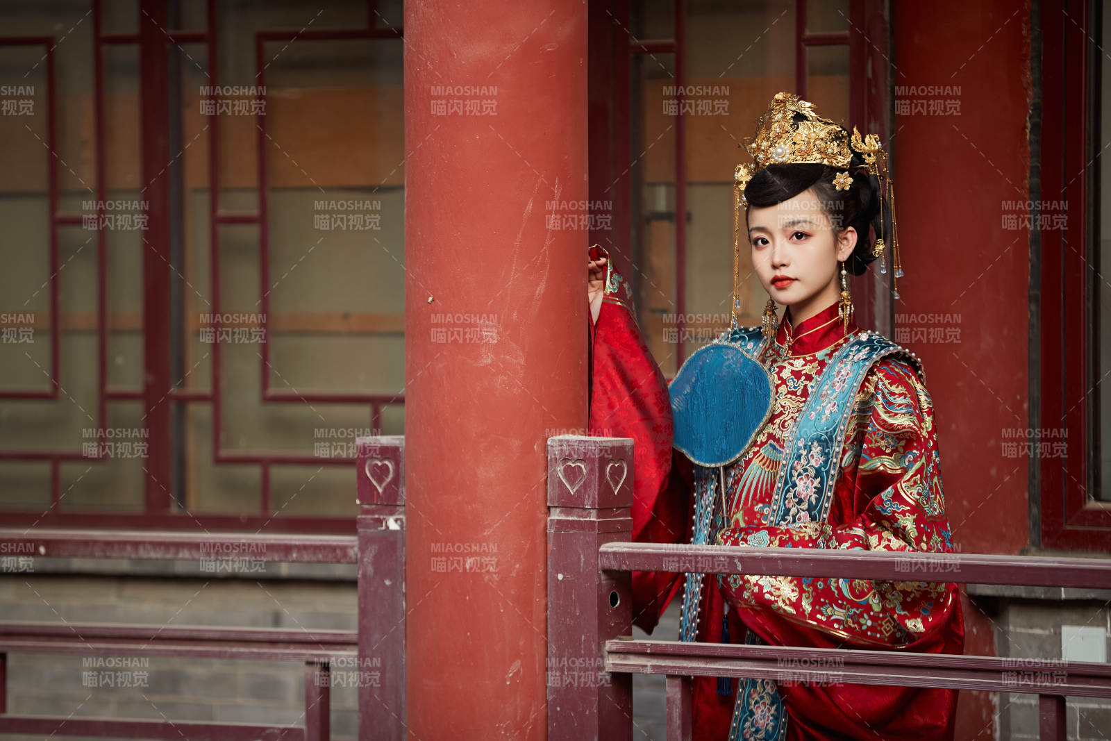 身穿明朝古装汉服婚服的东方新娘图片