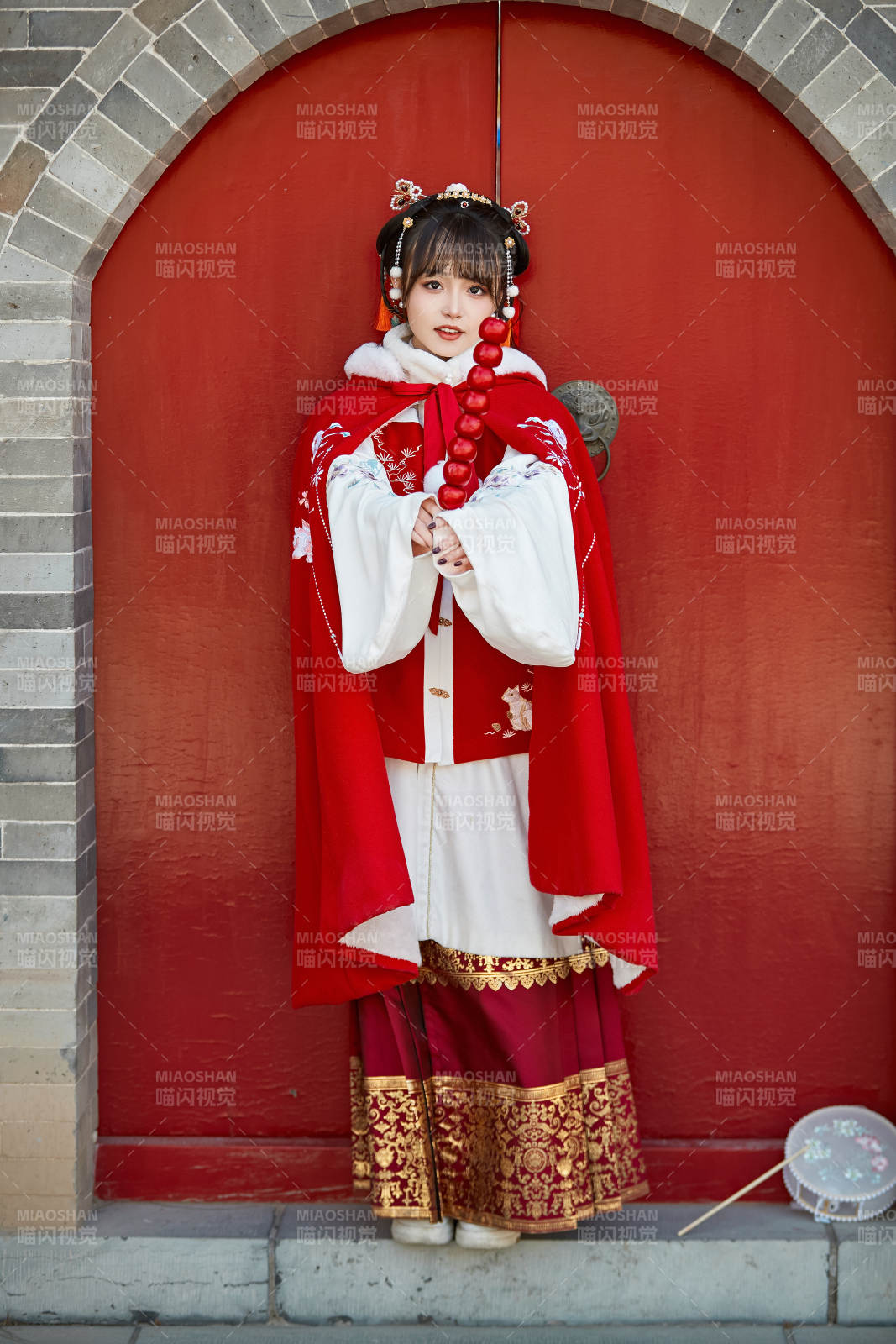 身穿喜庆汉服在古城游玩的少女图片