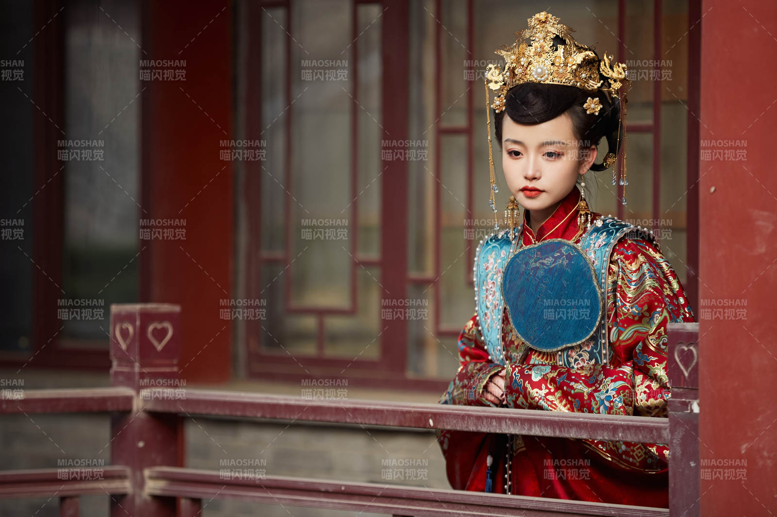 身穿明朝古装汉服婚服的东方新娘图片