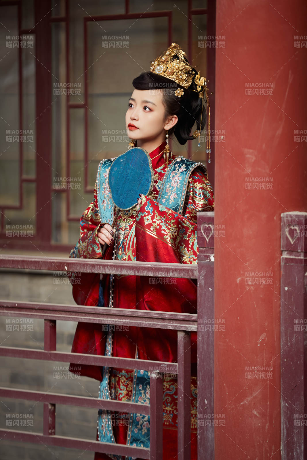 身穿明朝古装汉服婚服的东方新娘图片