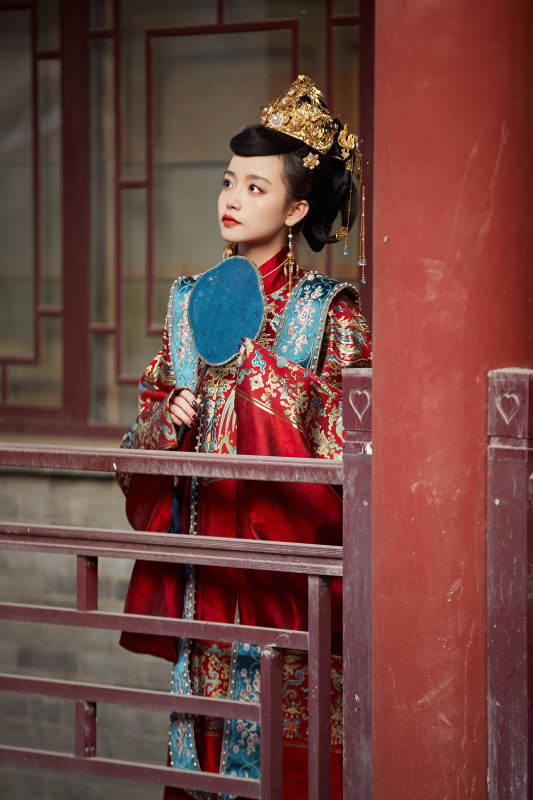 身穿明朝古装汉服婚服的东方新娘图片