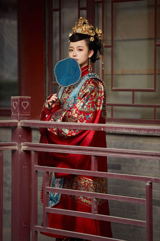 身穿明朝古装汉服婚服的东方新娘图片