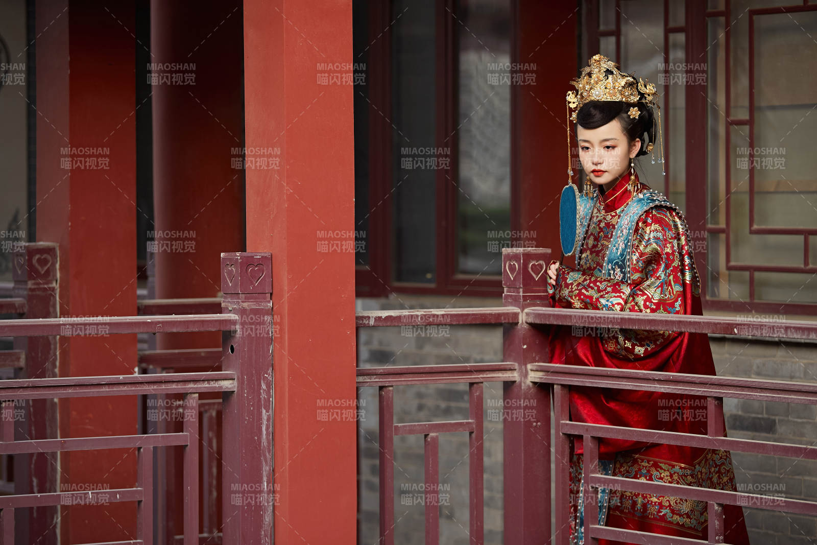 身穿明朝古装汉服婚服的东方新娘图片