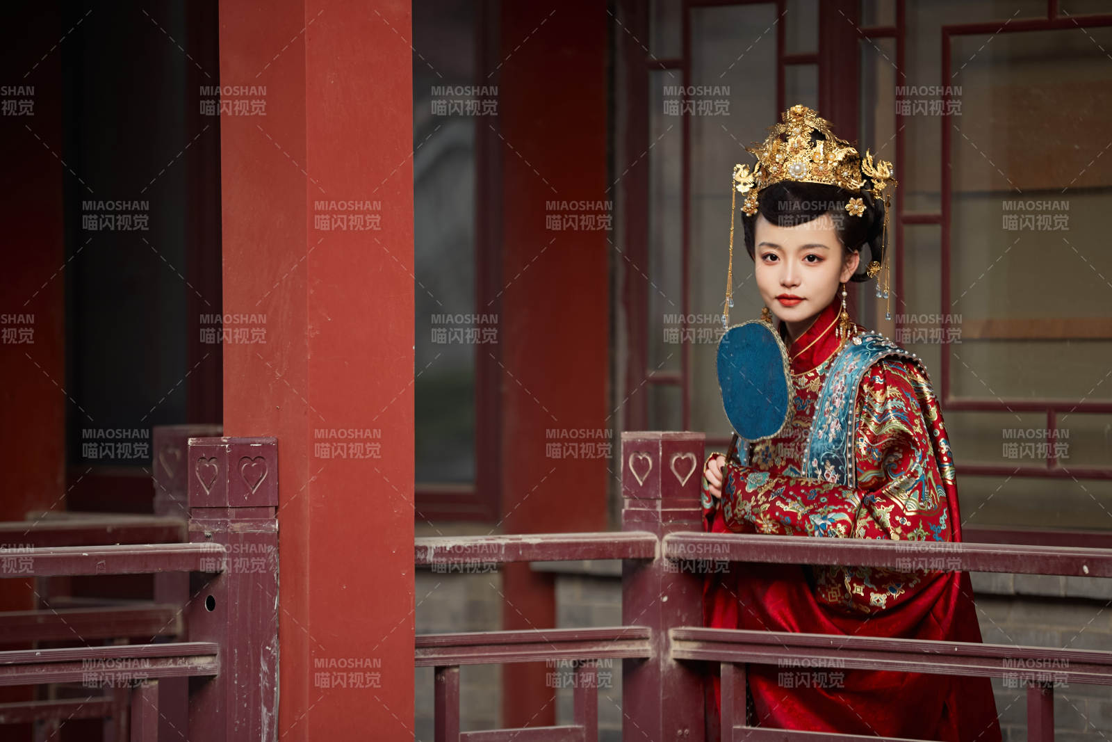 身穿明朝古装汉服婚服的东方新娘图片