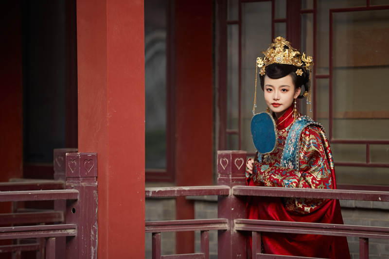 身穿明朝古装汉服婚服的东方新娘图片