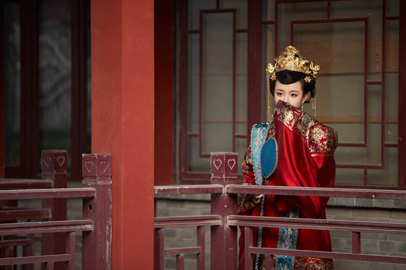 身穿明朝古装汉服婚服的东方新娘图片