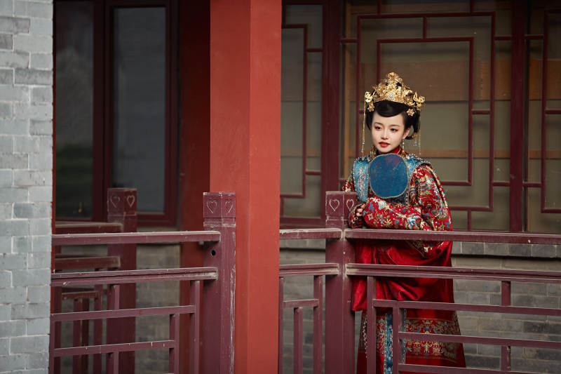 身穿明朝古装汉服婚服的东方新娘图片