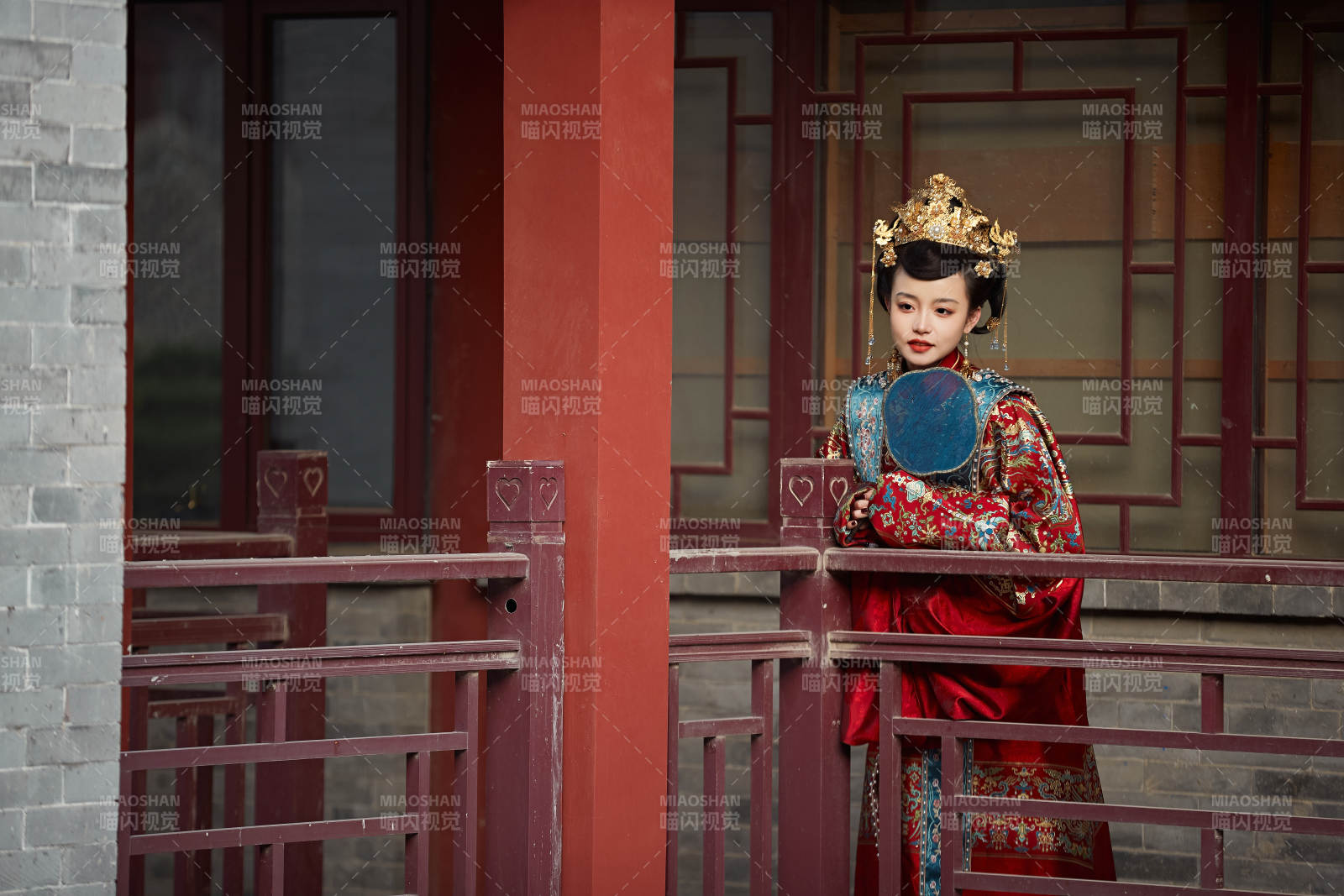 身穿明朝古装汉服婚服的东方新娘图片