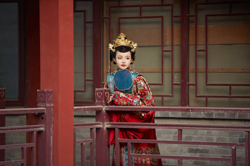 身穿明朝古装汉服婚服的东方新娘图片