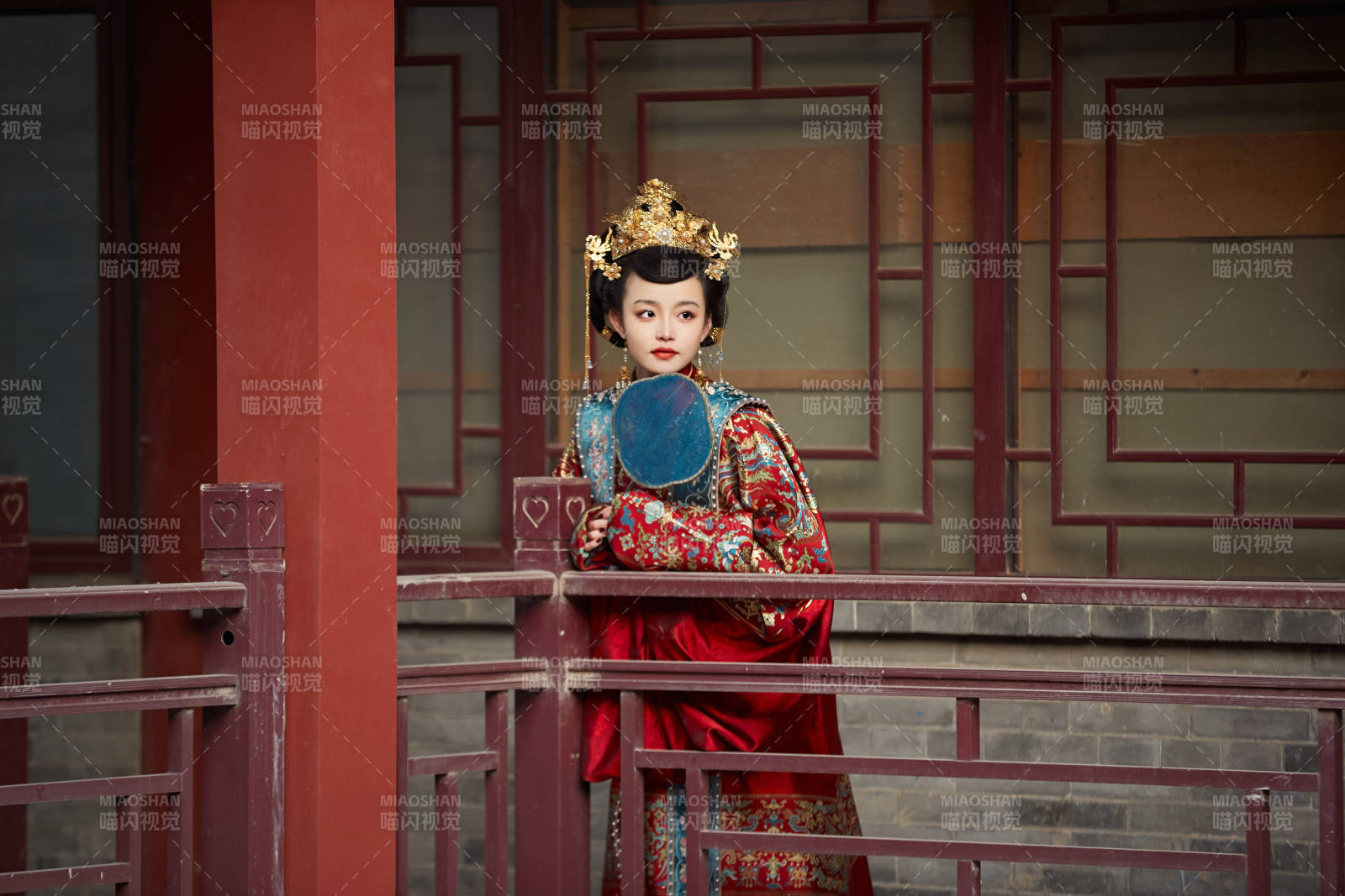 身穿明朝古装汉服婚服的东方新娘图片