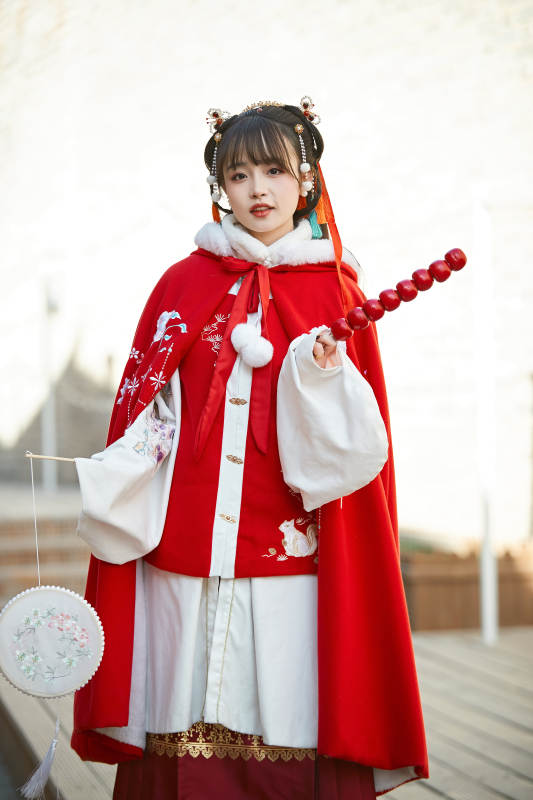 身穿喜庆汉服在古城游玩的少女图片