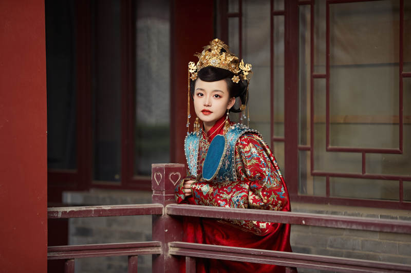 身穿明朝古装汉服婚服的东方新娘图片