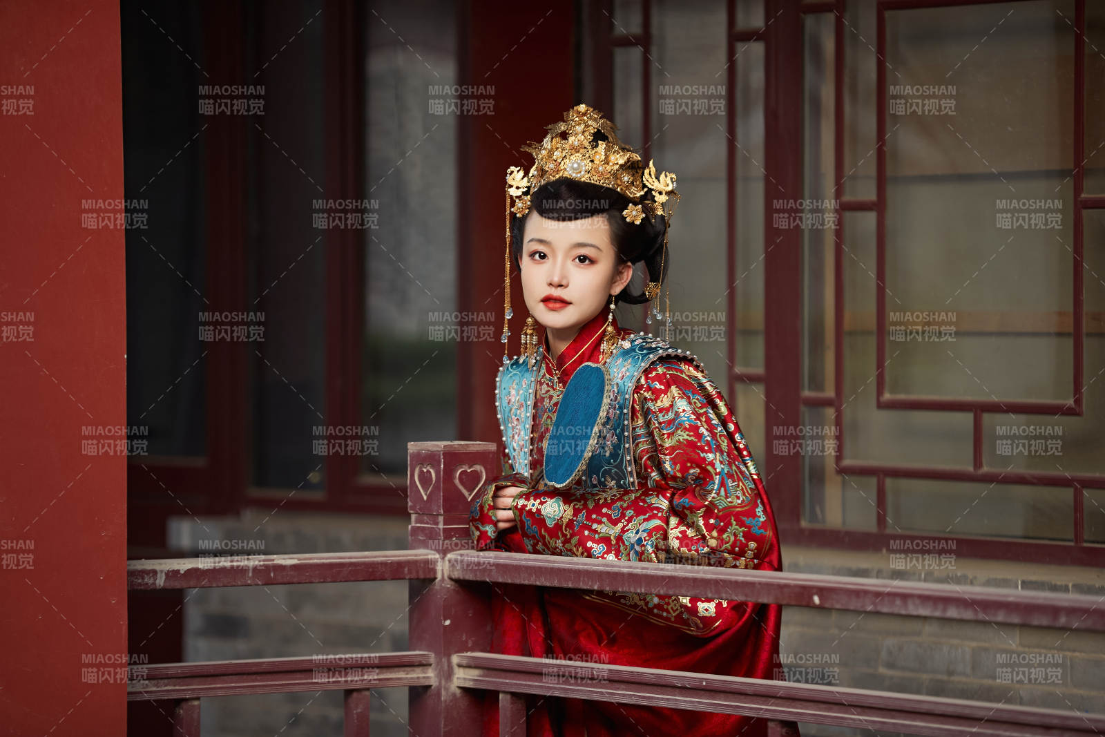 身穿明朝古装汉服婚服的东方新娘图片