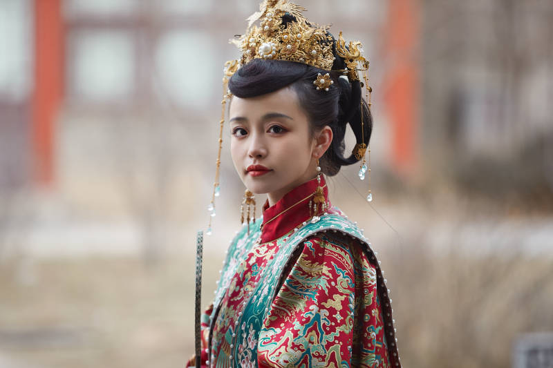 身穿明朝古装汉服婚服的东方新娘图片