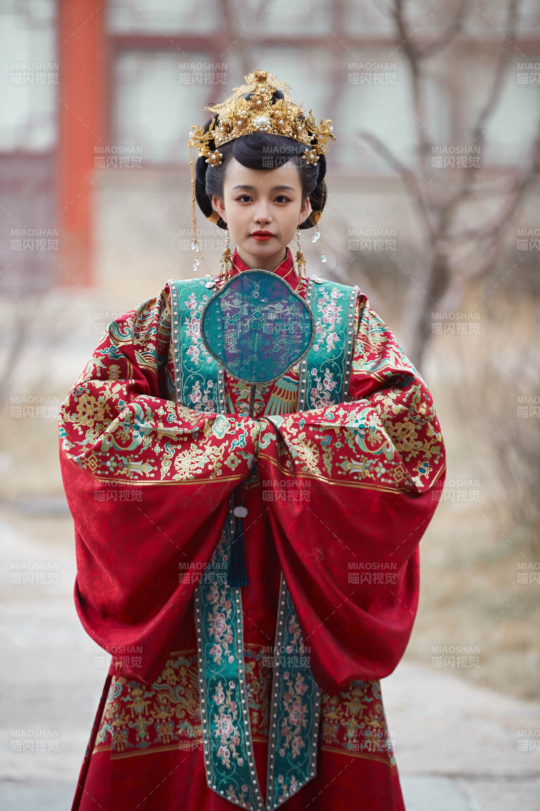 身穿明朝古装汉服婚服的东方新娘图片