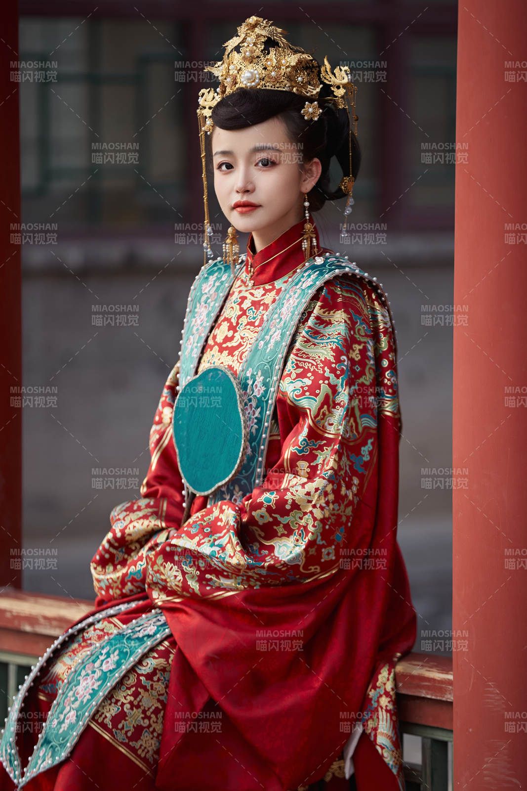 身穿明朝古装汉服婚服的东方新娘图片