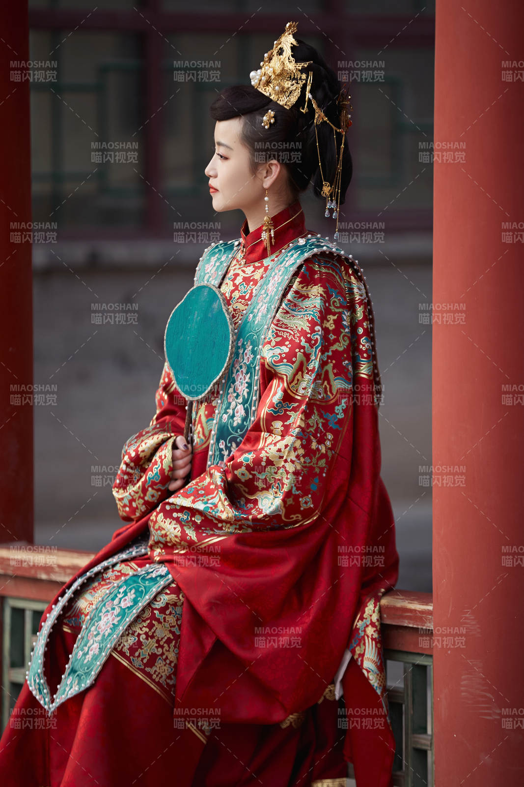 身穿明朝古装汉服婚服的东方新娘图片