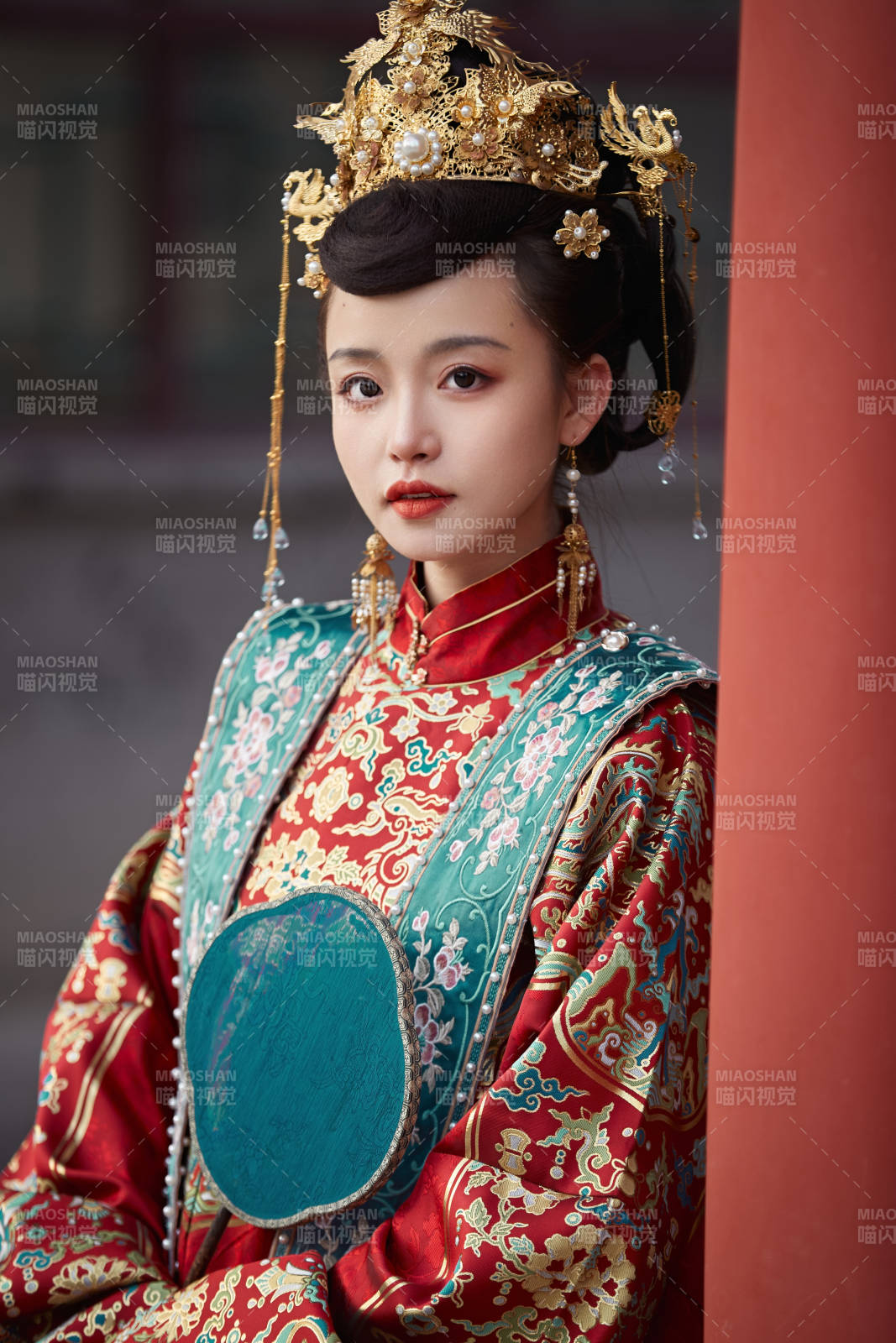 身穿明朝古装汉服婚服的东方新娘图片