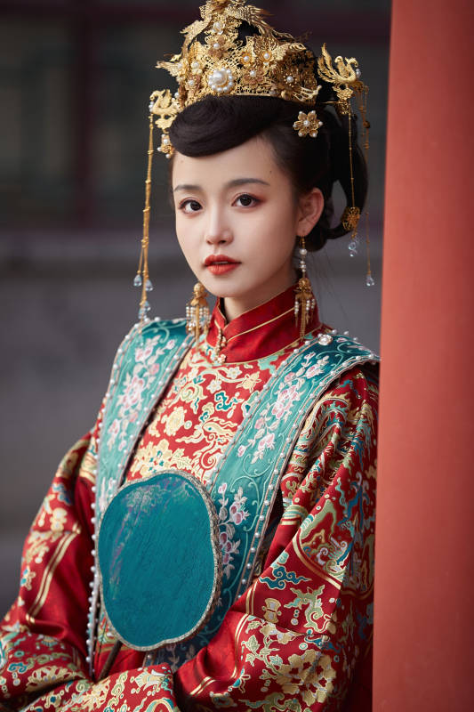 身穿明朝古装汉服婚服的东方新娘图片