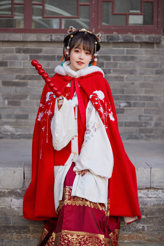 身穿喜庆汉服在古城游玩的少女图片
