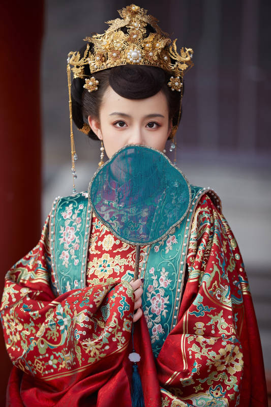 身穿明朝古装汉服婚服的东方新娘图片