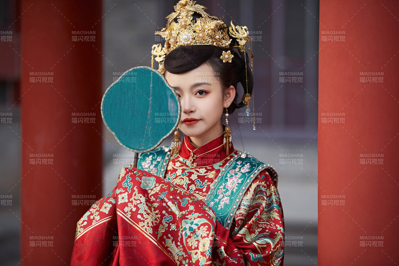 身穿明朝古装汉服婚服的东方新娘图片