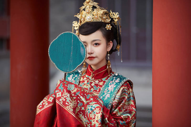 身穿明朝古装汉服婚服的东方新娘图片