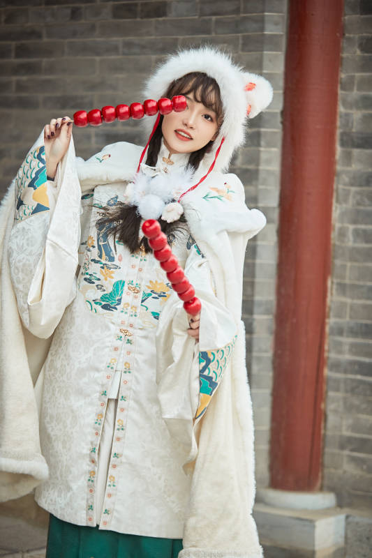 身穿古装汉服可爱的的东方少女图片