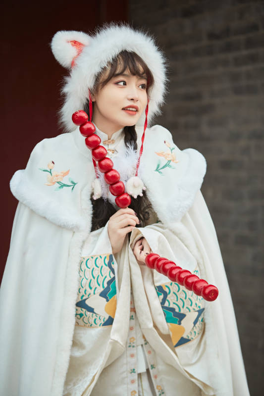 身穿古装汉服可爱的的东方少女图片