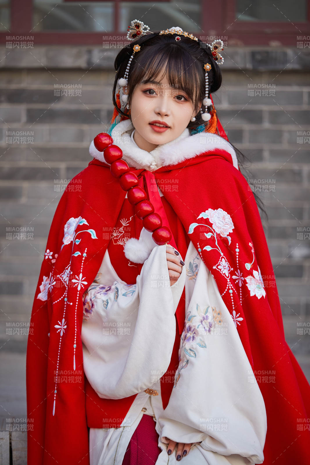 身穿喜庆汉服在古城游玩的少女图片